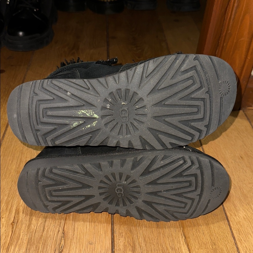 BLACK STRAP UGGS - Picture 7 of 7